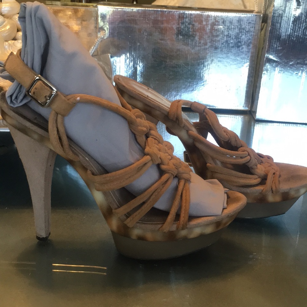 BCBG Generation taupe ladies 9.5 suede sandals